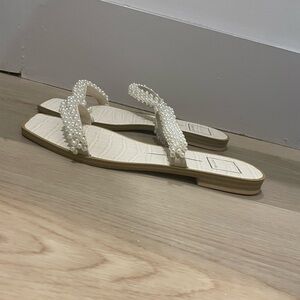 DOLCE VITA Women's IVEE Flat Sandal, Vanilla Pearls